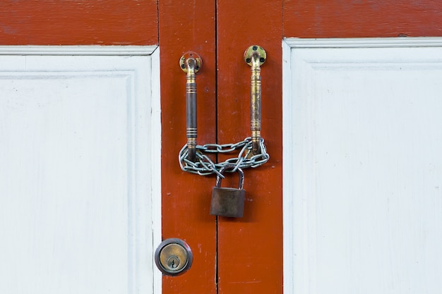 Photo bouchent vieille porte en bois avec serrure