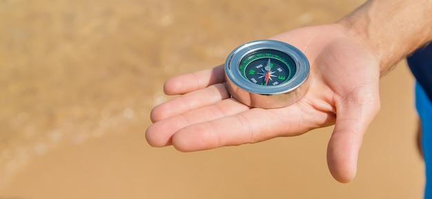 Boussole sur la côte de la mer.