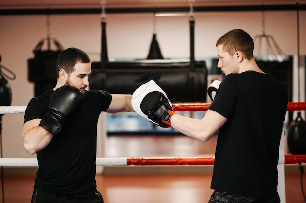 Les boxeurs s'entraînent sur le ring et au gymnase