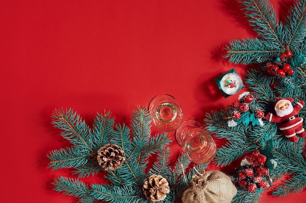 Branche de sapin et coffret cadeau sur fond rouge. Vue de dessus. Mise à plat. Espace de copie. Nature morte. Noël et Nouvel An