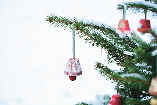 Bricolage décoration à la main sur un arbre de Noël