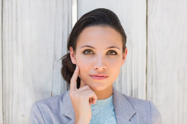 Brunette élégante pensée et souriant