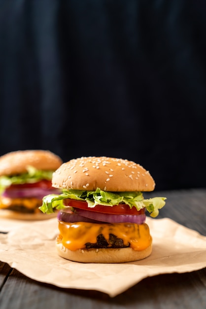 Burger de boeuf frais et savoureux avec du fromage et des frites