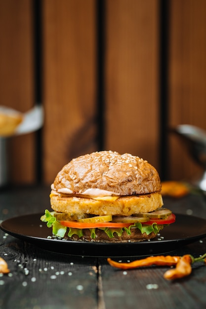 Burger végétarien légumes côtelette table en bois