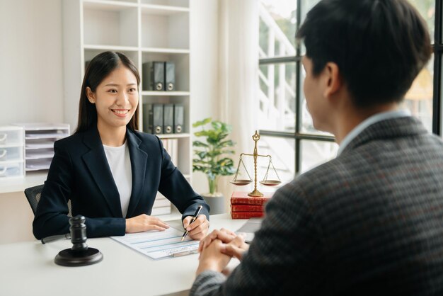 Photo business et homme avocat ou juge consulter ayant une réunion d'équipe avec le client droit et concept de services juridiques service à la clientèle bonne coopération dans le bureau xa