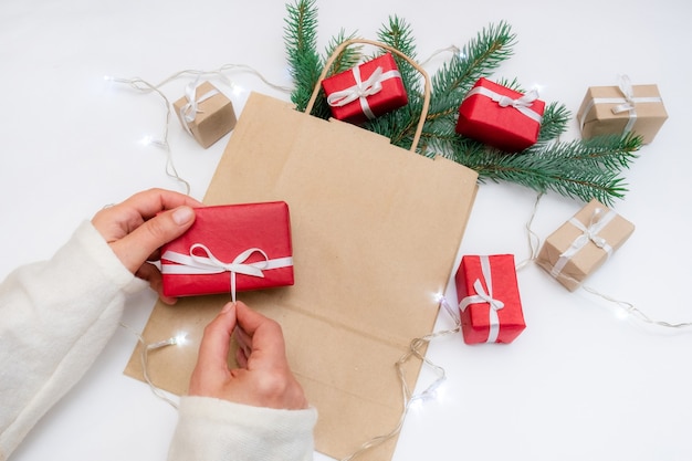 Cadeaux de Noël sur table