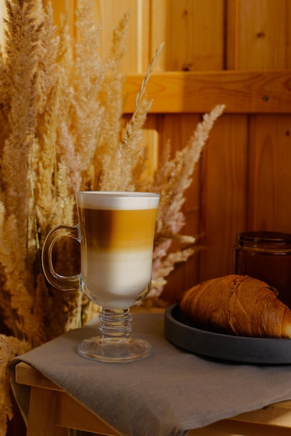 café au lait dans un verre, composition d'automne