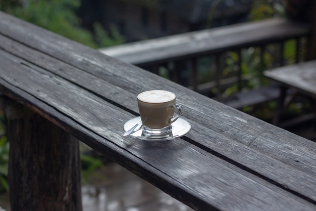 Café expresso sur fond de nature table en bois dans le jardin