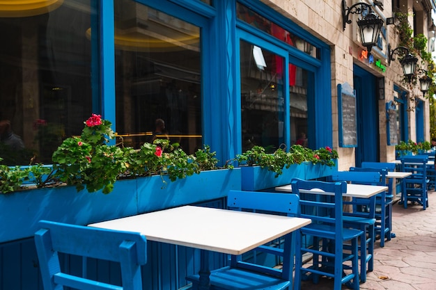 Café de rue dans les tons bleus tables vides à istanbul