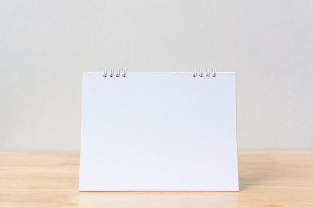 Photo calendrier de bureau vierge sur table en bois.