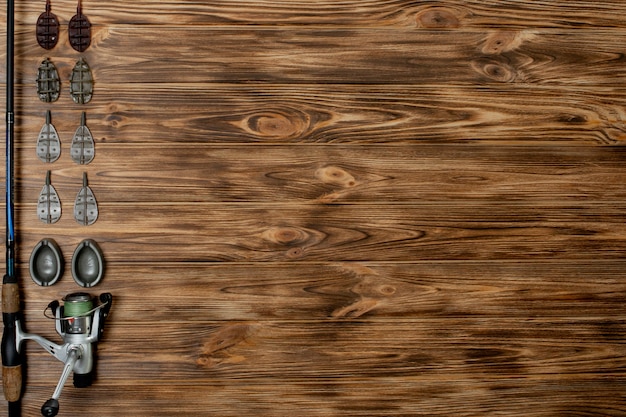 Canne à pêche avec accessoires sur table en bois