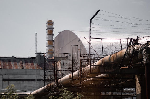 Centrale nucléaire de Tchernobyl après l'explosion du réacteur atomique Tour du quatrième réacteur nucléaire