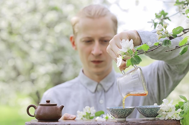 cérémonie du thé de printemps en asie, maître de l'homme de fond de jardin frais abstrait