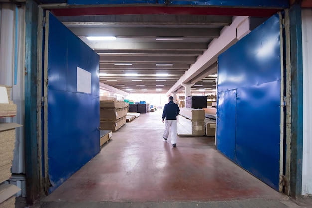 Photo un charpentier qui traverse une usine.