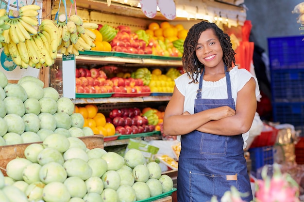 Cheerful woman travaillant dans un supermarché