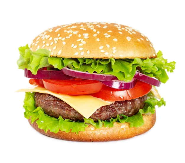 Cheeseburger classique avec boeuf fromage bacon tomate oignon et laitue isolé sur fond blanc