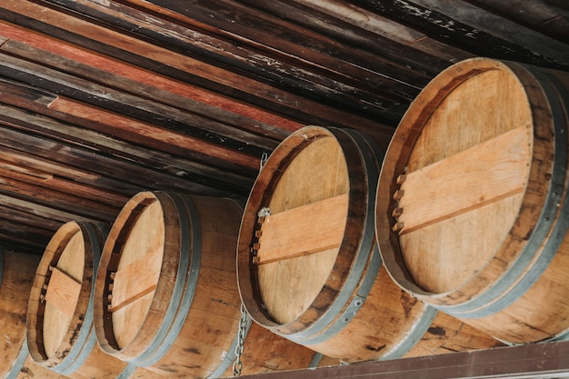 Photo chêne en bois brun de cuve à vin et fermentation, stockage de produits agricoles.