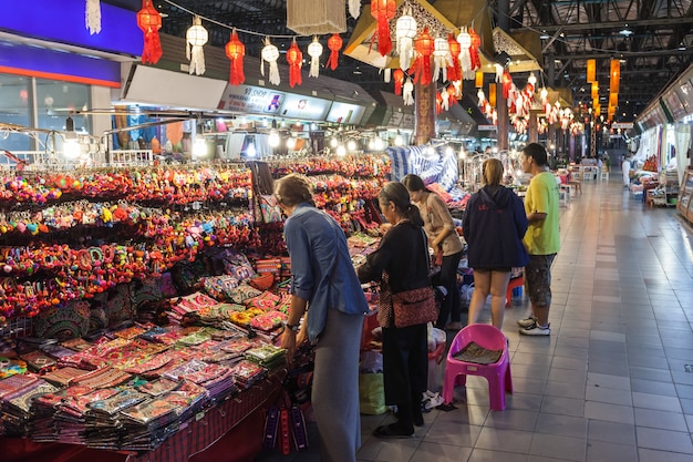 Photo chiang mai, thalande - 6 novembre 2014 : tissu de style thaï coloré sur le marché, thaïlande