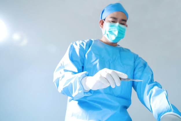 chirurgien avec masque chirurgical dans la salle d'opération de l'hôpital.