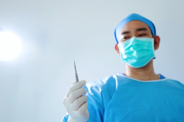 chirurgien avec masque chirurgical dans la salle d'opération de l'hôpital.