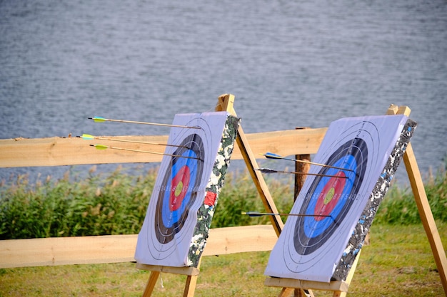 Cibles pour les compétitions de tir à l'arc au bord du lac