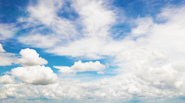 Ciel bleu propre et fond de ciel de nuages blancs avec espace pour la décoration Et utilisé pour faire du papier peint ou apporter au travail dans la conception graphique