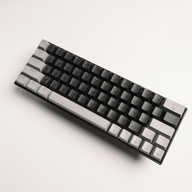 clavier mécanique minimaliste avec fond blanc