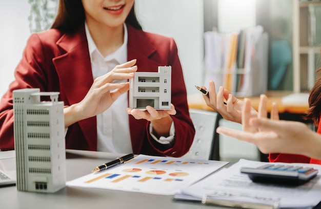 Photo les clients qui choisissent d'acheter une chambre en condominium et une banque approuvent un prêt pour leur achat taux d'intérêt du prêt en condominien et immobilier