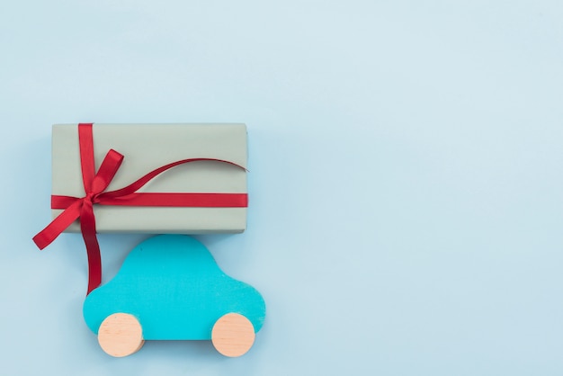 Coffret cadeau avec voiture sur la table