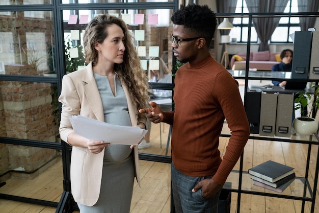 Collègues discutant du contrat au bureau