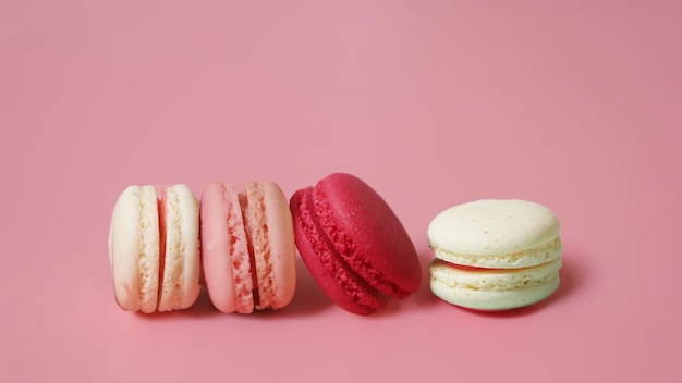 Coloré de macarons français sucrés sur fond de couleur pastel, espace de copie.