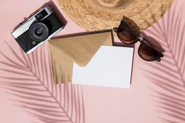 Composition de cartes vierges de vacances d'été Lunettes de caméra d'ombre de feuilles tropicales