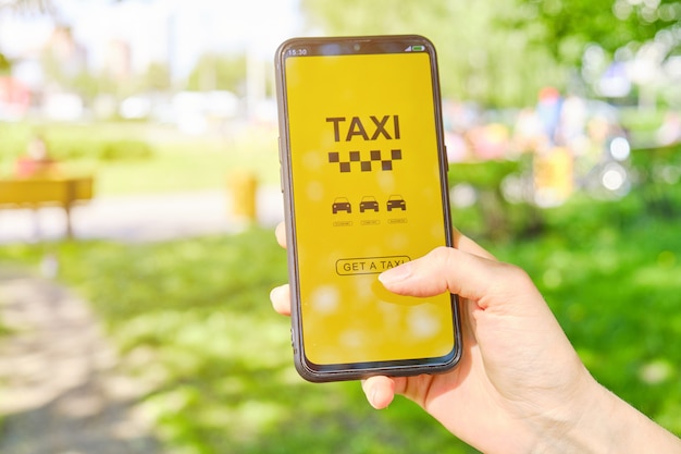 Photo le concept de choix d'une classe de taxi dans l'application.