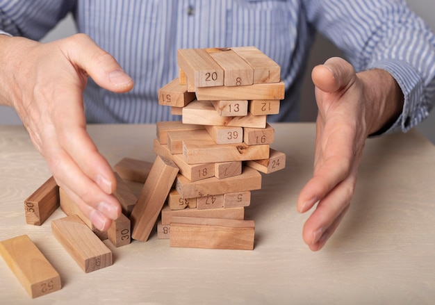 Concept de crise commerciale avec des blocs de bois tombant photo de haute qualité