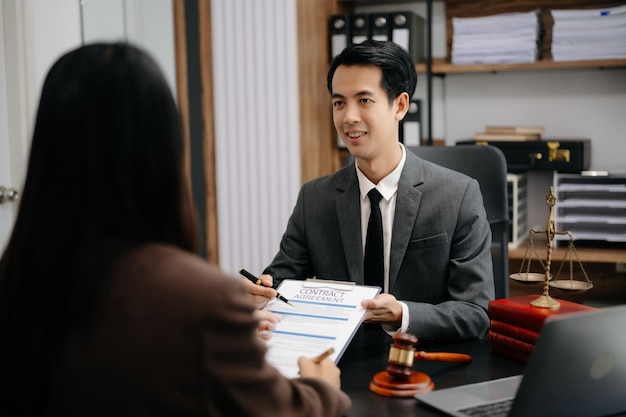 Photo concept de droit des affaires asiatique avocats d'affaires consultent des avocats pour les femmes entrepreneurs pour déposer une poursuite en droit d'auteur avec un ordinateur portable et une tablette au bureau xa