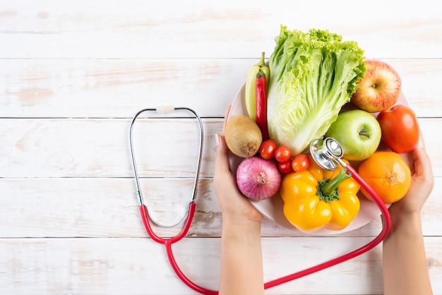 Photo concept de mode de vie sain, de nourriture et de nutrition sur une table en bois blanc.