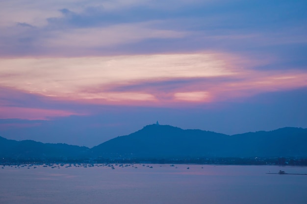 Coucher de soleil sur la mer et l'île de Phuket, Thaïlande