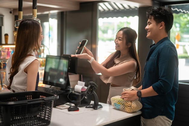 Photo un couple asiatique faisant du shopping dans un supermarché concept de vie en ville