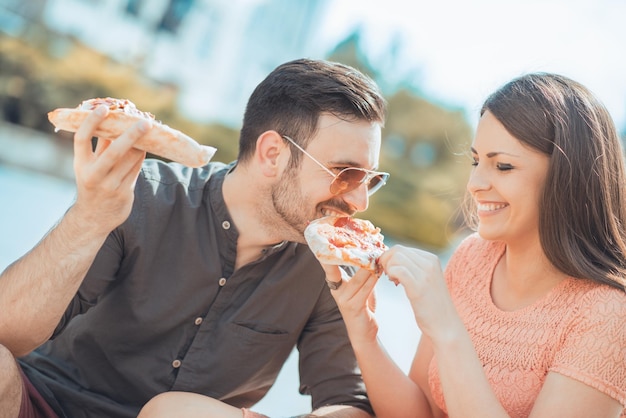 Couple, manger, pizza