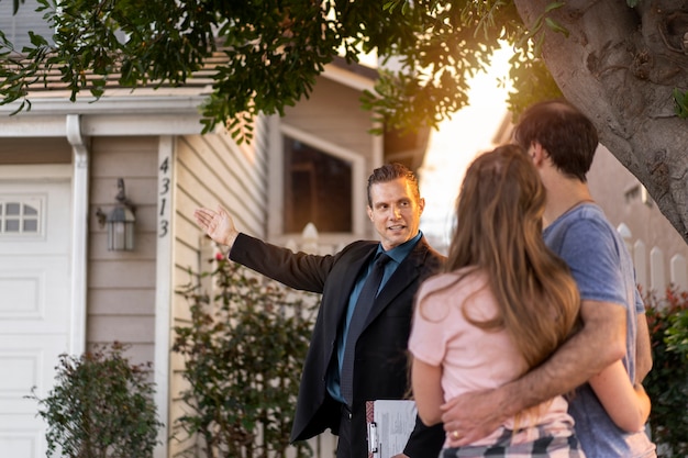 Couple signant des papiers pour une nouvelle maison