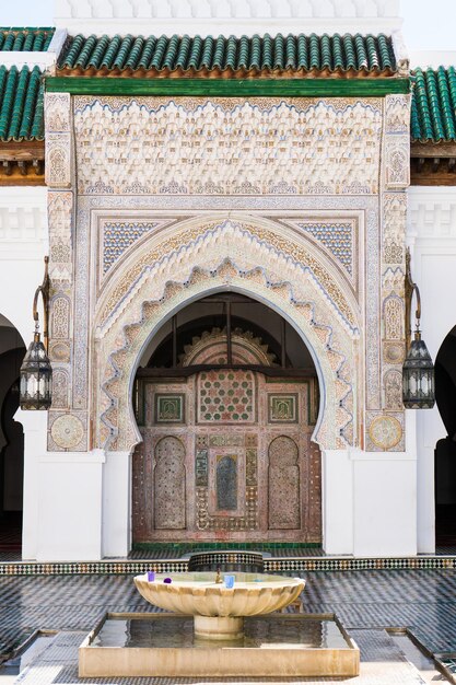 Photo la cour de la mosquée al karaouine et la plus ancienne université d'alqarawiyyinal quaraouiyine ou alkaraouine à fès maroc