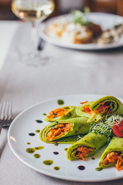 Crêpes aux épinards verts farcies aux légumes