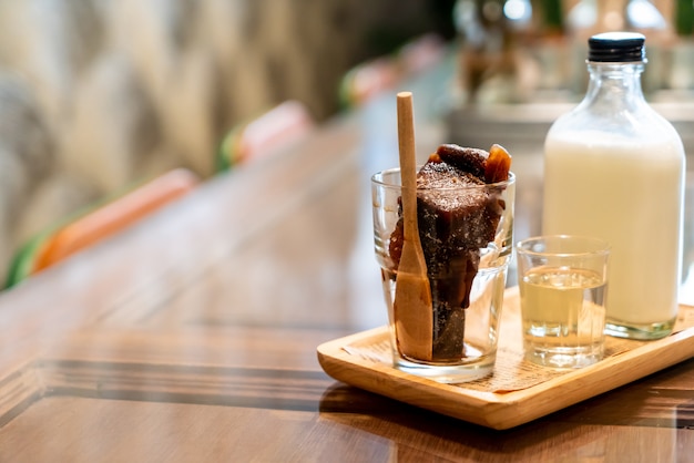 cube de café glacé en verre avec du lait