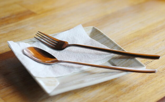 Photo cuillère et fourchette sur l'assiette