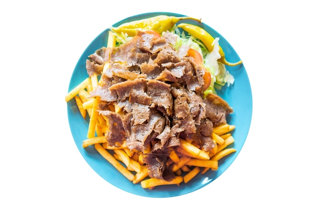 Photo cuisine turque. viande de kebab de doner avec pommes de terre frites et salade sur plaque isolée sur fond blanc.