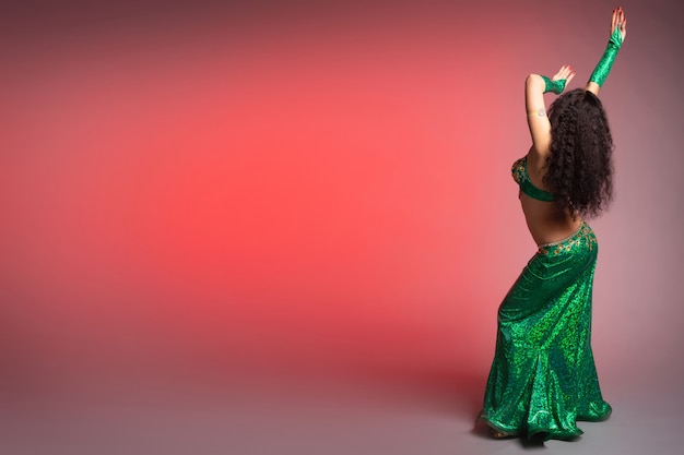 Danseuse du ventre femme orientale dans un beau costume vert