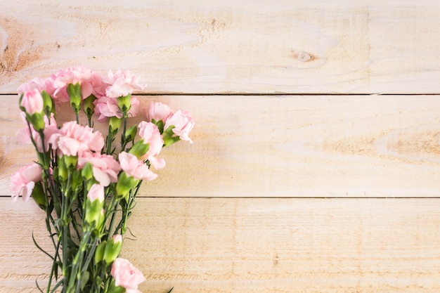 Décorations pour la fête des mères sur une planche de bois.