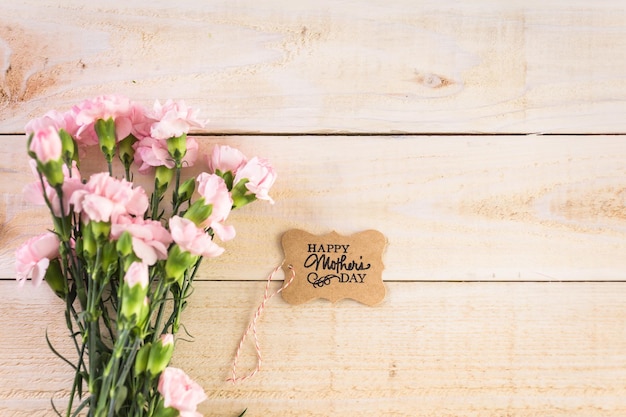 Décorations pour la fête des mères sur une planche de bois.