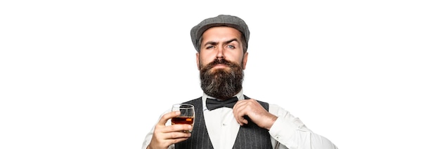 Dégustation Dégustation Homme avec barbe tient un verre de brandy Concept de dégustation et de dégustation Homme d'affaires barbu en costume élégant avec un verre de whisky Sommelier goûte une boisson chère