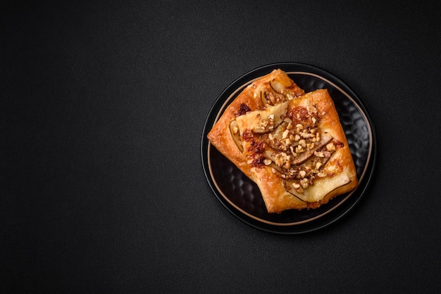 Délicieuse tarte sucrée fraîche ou pizza au fromage brie poire miel et noix